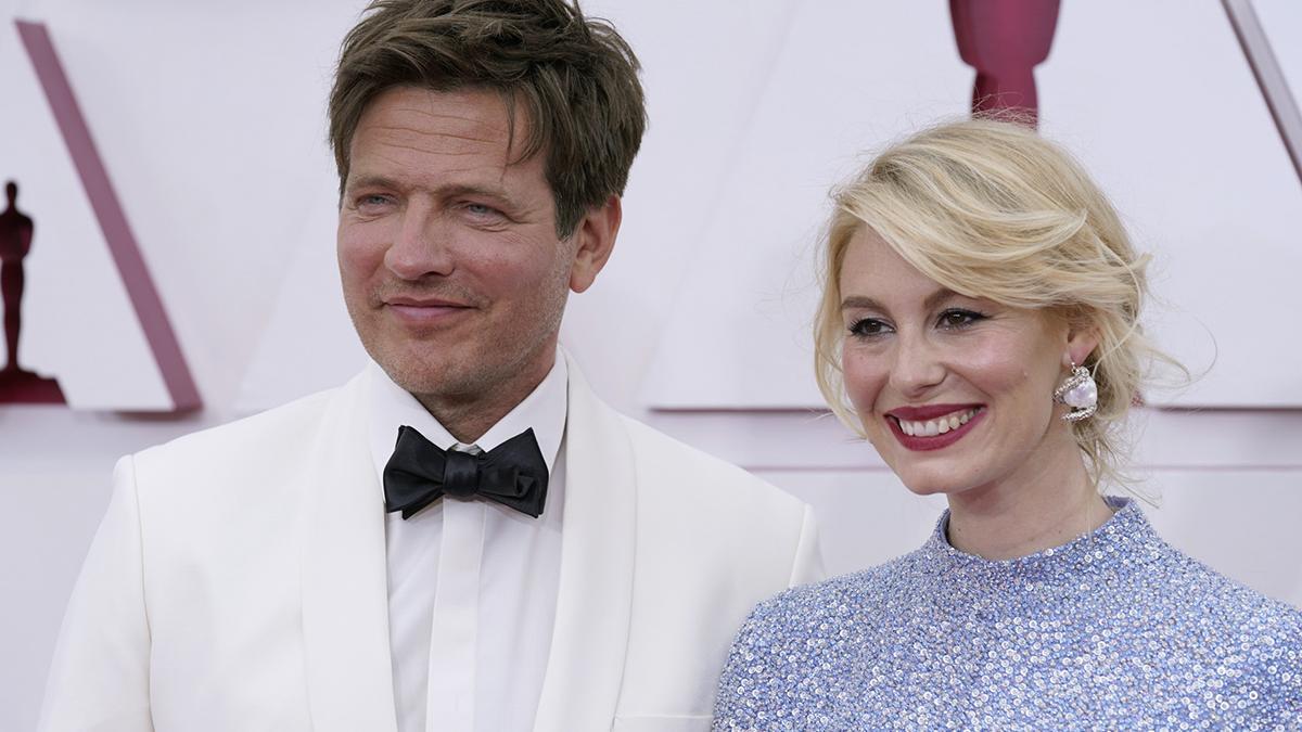 Thomas Vinterberg y Helene Reingaard Neumann en los Premios Oscar 2021