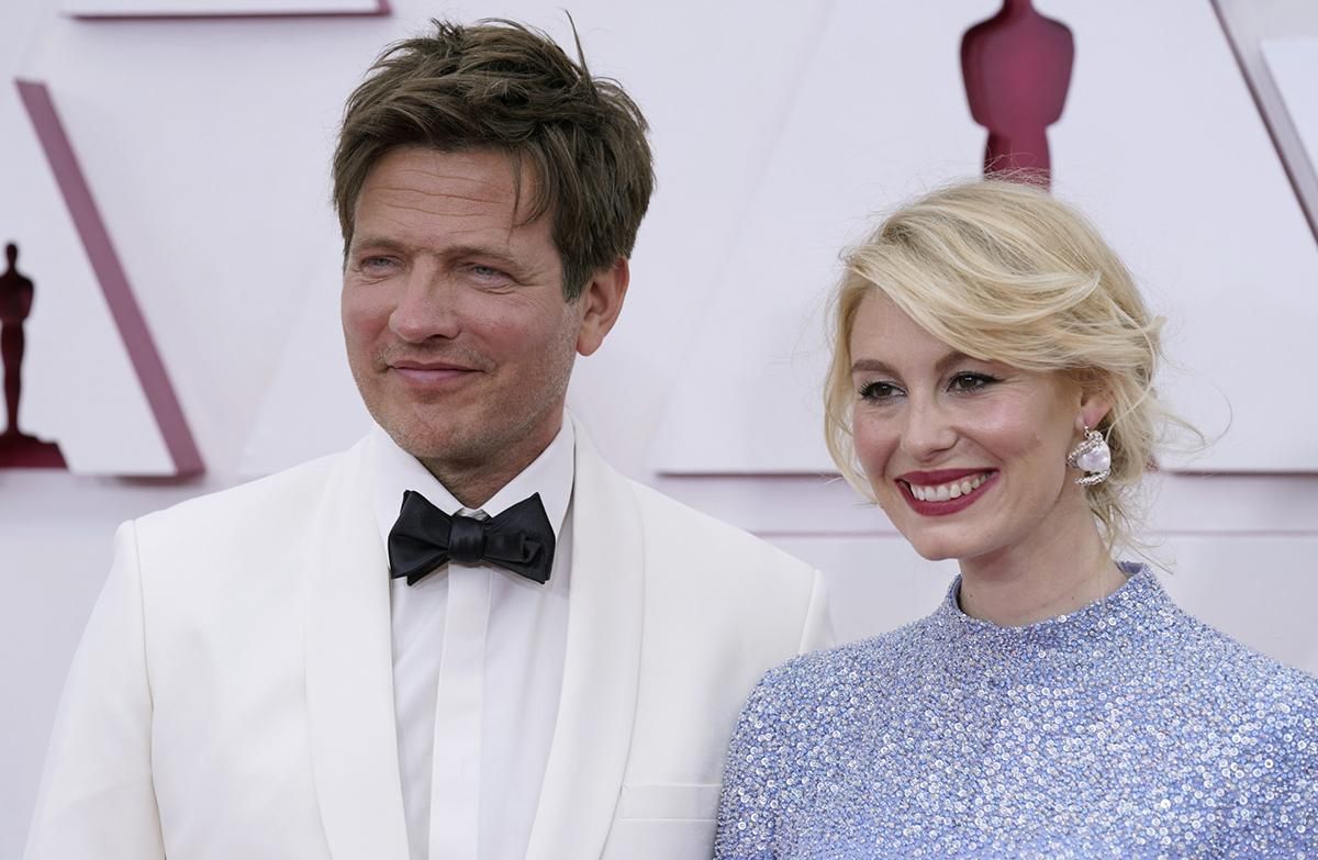 Thomas Vinterberg y Helene Reingaard Neumann en los Premios Oscar 2021