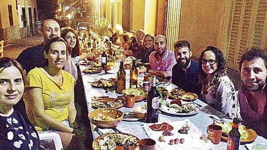 Multitudinaria cena &#039;a la fresca&#039; en Lloseta