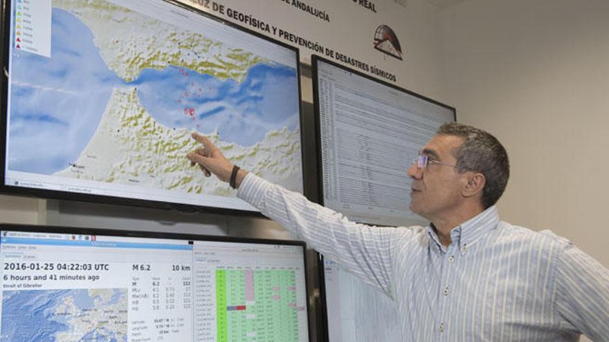 El director del Instituto Andaluz de Geofísica de Granada, José Morales, señala las zonas con mayor y menor intensidad donde se ha sentido el terremoto de 6,3 grados registrado esta madrugada.