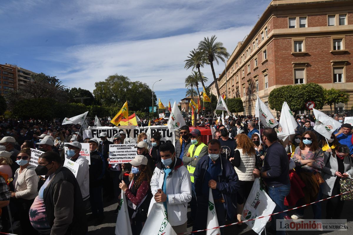 Miles de agricultores y ganaderos toman las calles de Murcia