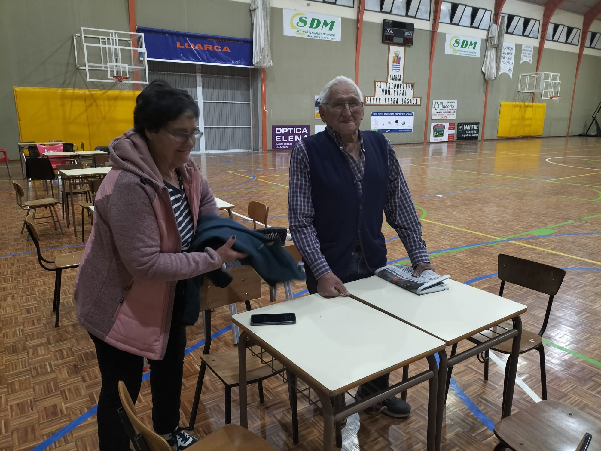 El polideportivo de Luarca acoge a los desalojados por los incendios