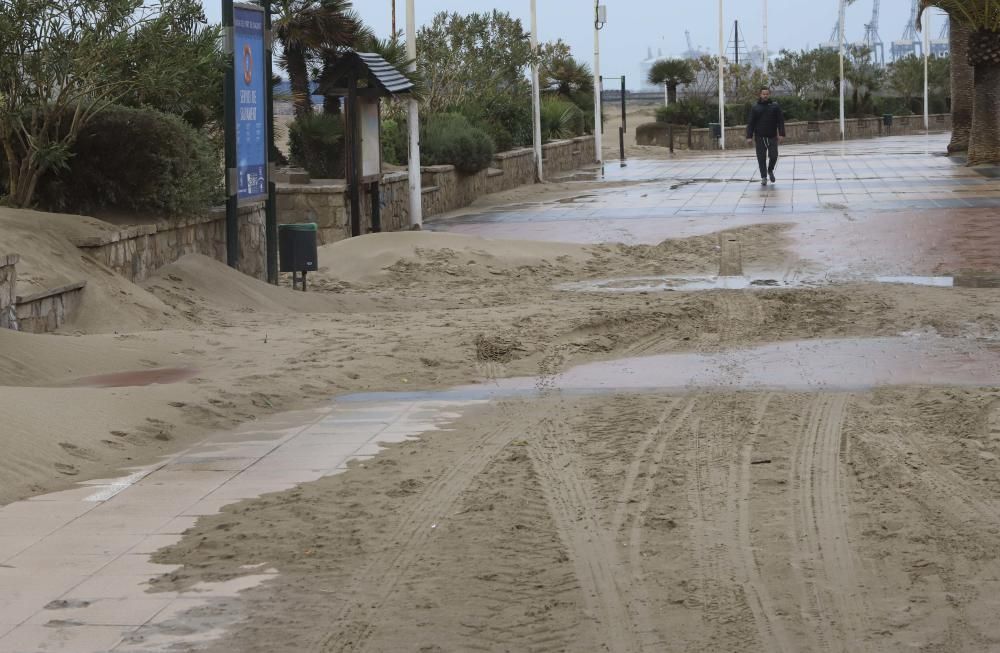 Estado del paseo marítimo del Port de Sagunt por el temporal