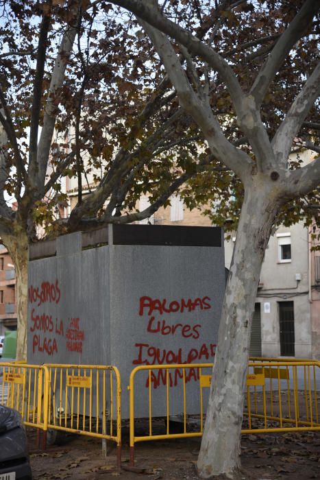 El remolc de la plaça Mallorca, amb pintades de protesta