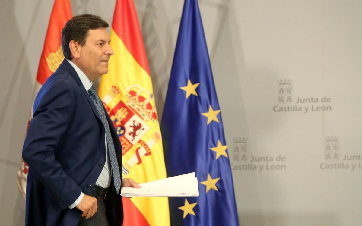 El consejero Carriedo, a su llegada ayer la rueda de prensa que ofreció ayer en Valladolid. | Rubén Cacho - Ical