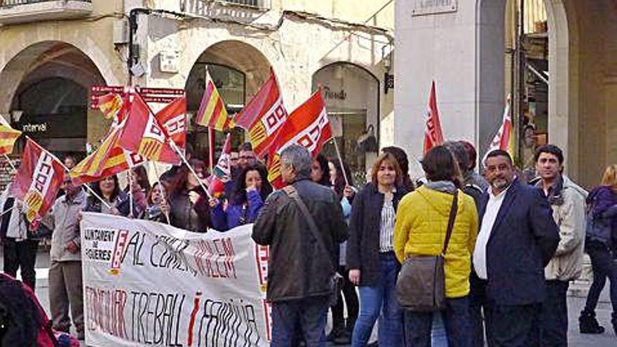 La protesta dels treballadors acompanyats d&#039;edils a l&#039;oposició.