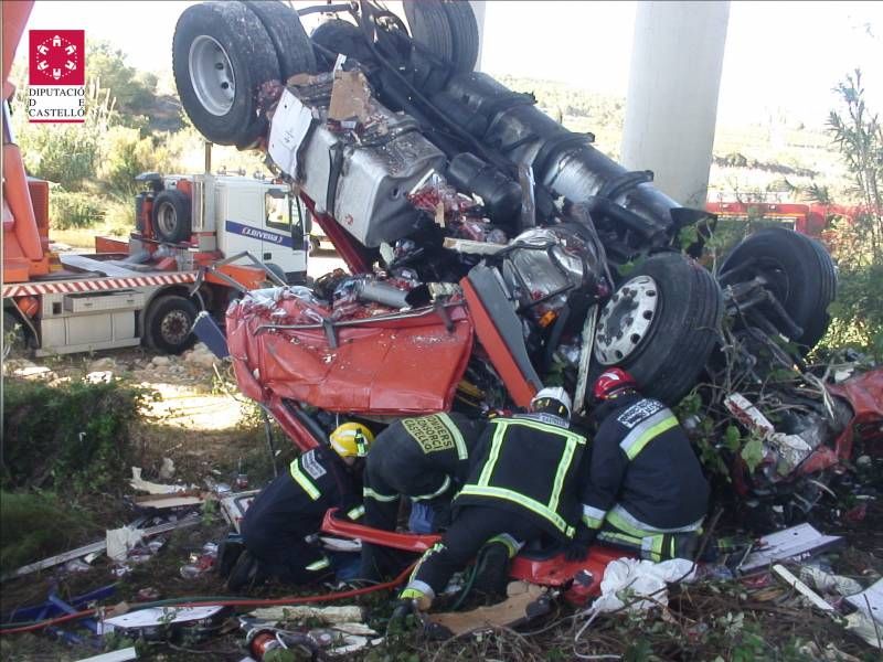 GALERÍA DE FOTOS - Camionero muerto en la AP-7 en Alcalà de Xivert