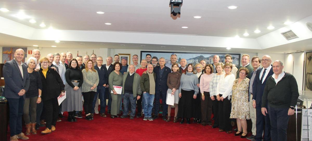 Los trabajadores municipales con los miembros de la corporación que asistieron al acto.