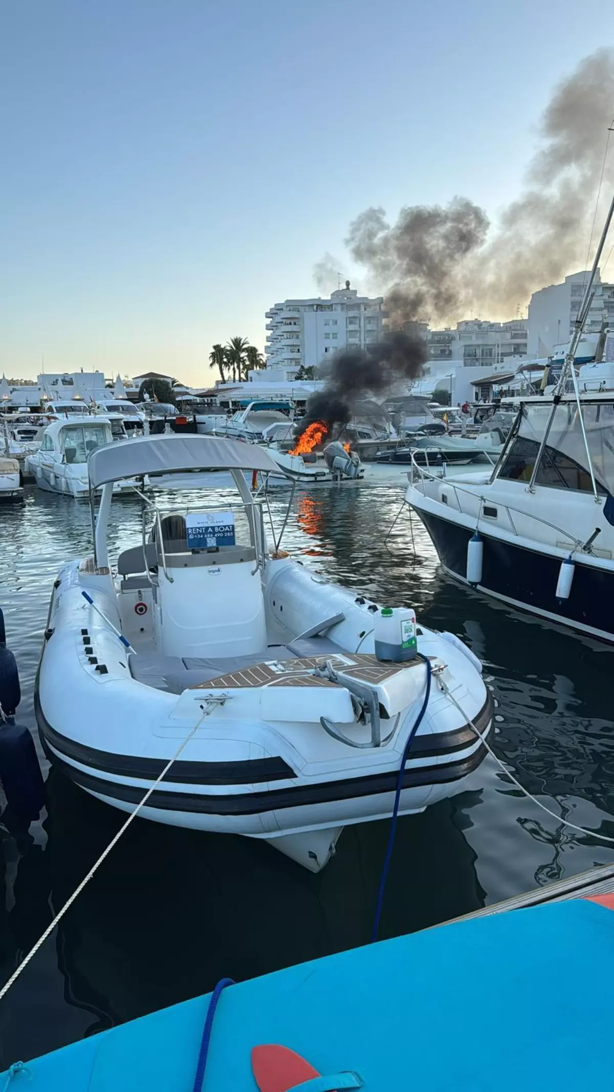 Arde una embarcación en el puerto de Santa Eulària