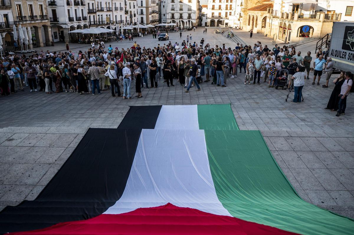 FOTOGALERÍA | Concentración en Cáceres en apoyo a la flotilla humanitaria