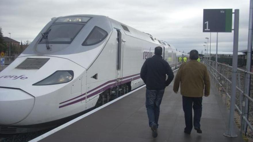El nuevo tren «híbrido» o «dual», en uno de los viajes de pruebas, parado en la estación de Zamora.