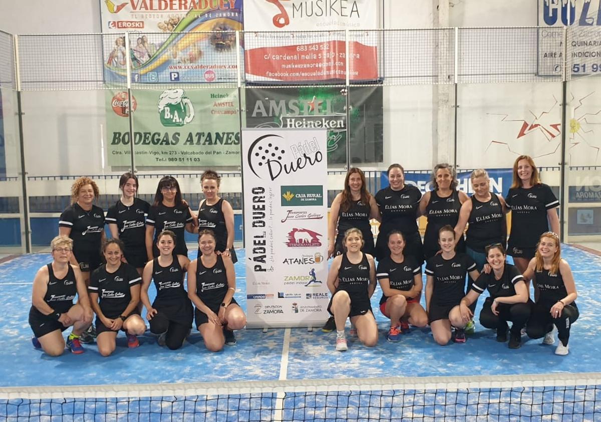 Foto de familia de los dos equipos de Tercera División de Pádel Duero.