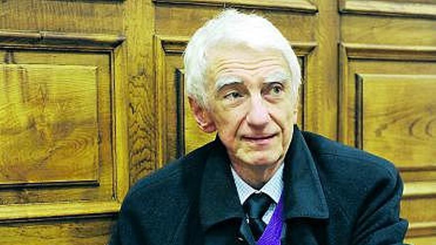 El profesor Luciano Vandelli, en el Aula Magna de la Universidad de Oviedo.