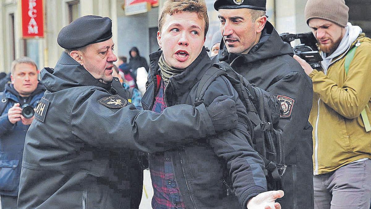 El Govern de Bielorússia difon un vídeo del periodista amb marques a la cara i admetent els delictes