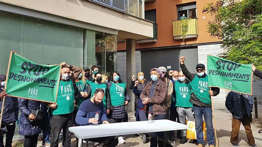 Els membres de la PACH en la roda de premsa d&#039;ahir davant de Fòrum, a la plaça Immaculada