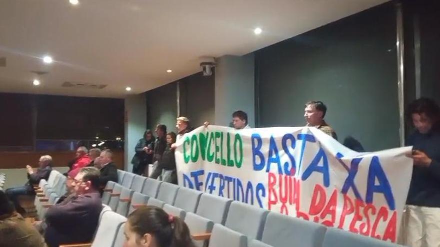La Cofradía de pescadores protesta en el pleno por los vertidos a la ría