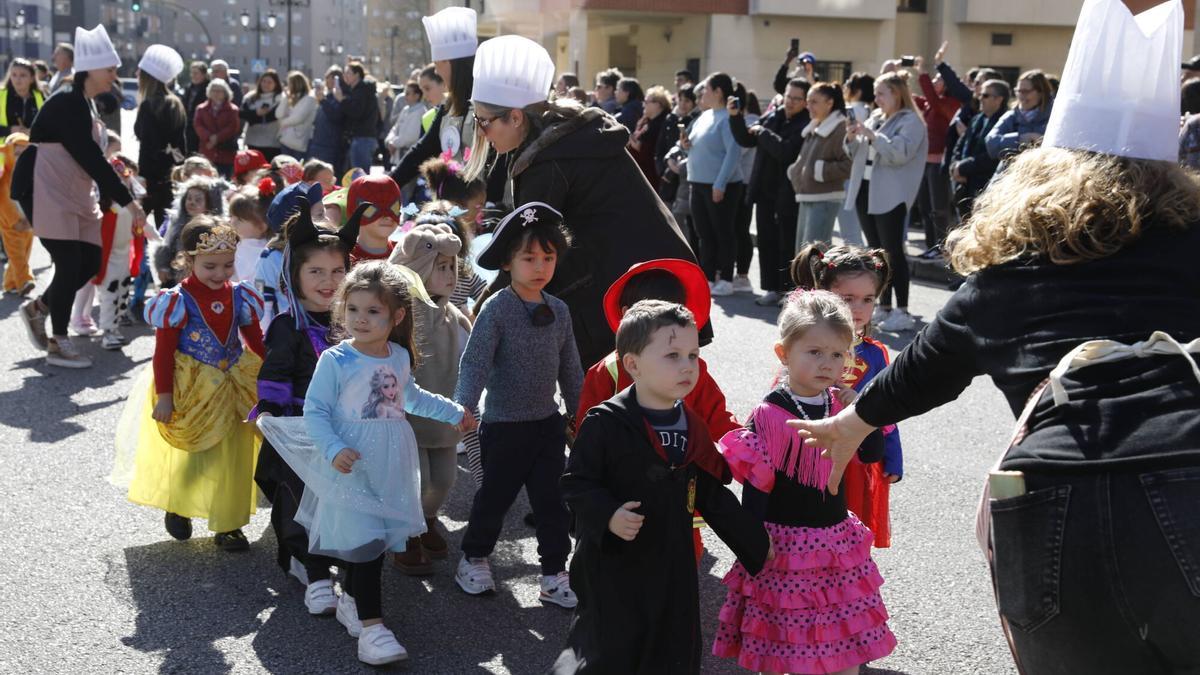 Los alumnos del Poeta Ángel González durante el desfile de Carnaval.