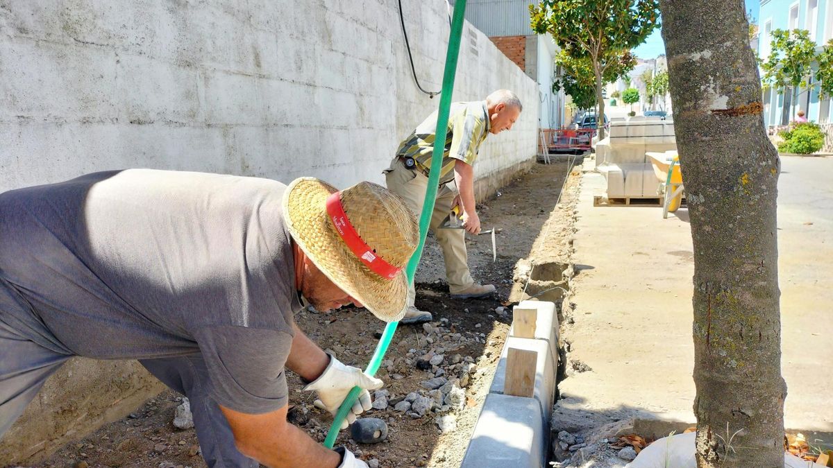 Obras de mejora en la calle Constitución de Monesterio