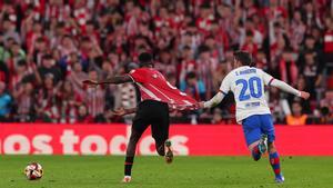 Iñaki Williams y Sergi Roberto durante el Athletic - Barça de la Copa del Rey 2023/24