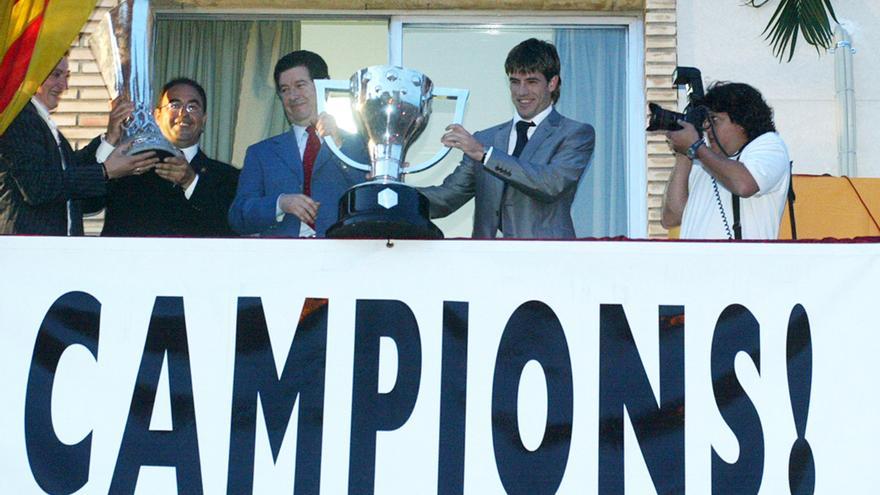 La Pobla Llarga 2004. El jugador del Valencia CF David Albelda, en el balcón del ayuntamiento de su ciudad natal, La Pobla LLarga, con los títulos del doblete, la Copa de la Uefa y la Copa del Rey, junto con el presidente del club Jaume Ortiz.