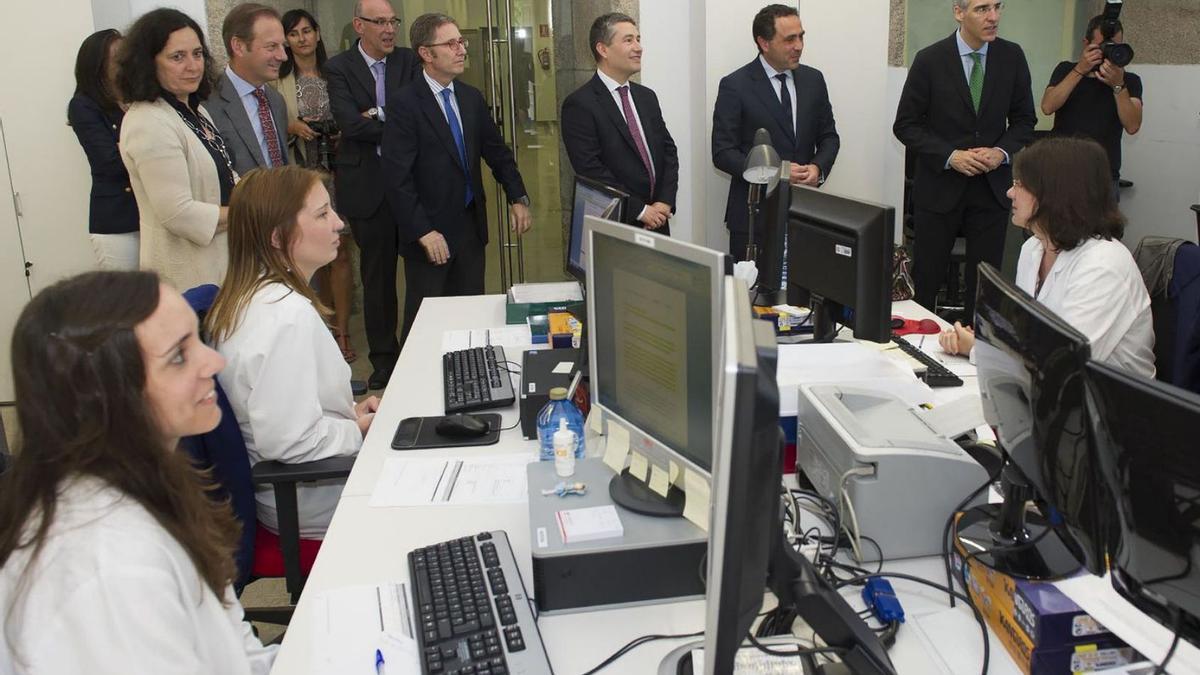 Trabajadoras de Health in Code, durante una visita del conselleiro de Economía, Francisco Conde. |   // L.O.