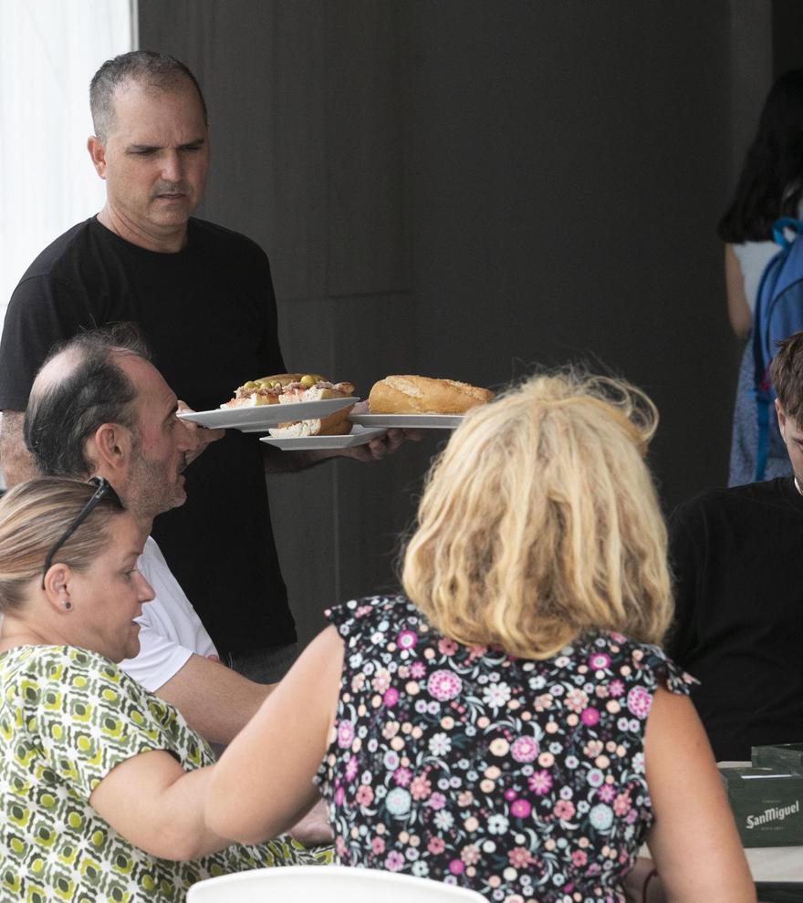 Los hosteleros valencianos aseguran que adelantar el cierre de locales reducirá a la mitad el negocio de las cenas