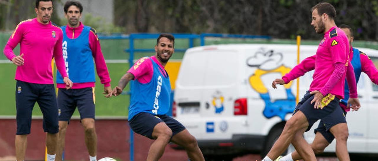 Viera, en un rondo, con Hernán, Valerón y Dani Castellano.