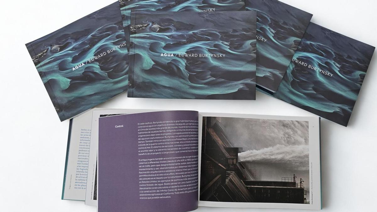 Varios de los catálogos de la exposición de Edward Burtynsky