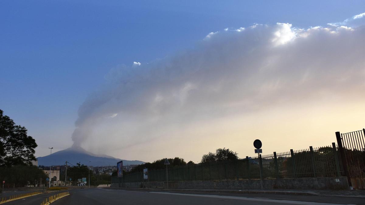Nueva erupción del Etna, con fuentes de lava y explosiones