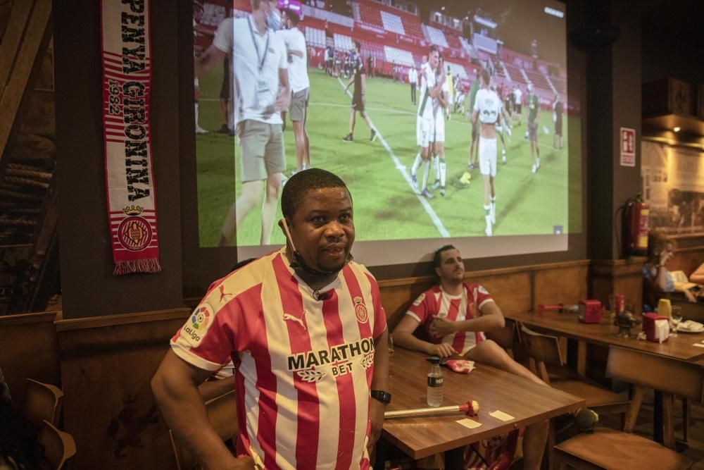 L'afició del Girona viu lluny de Montilivi la decepció.