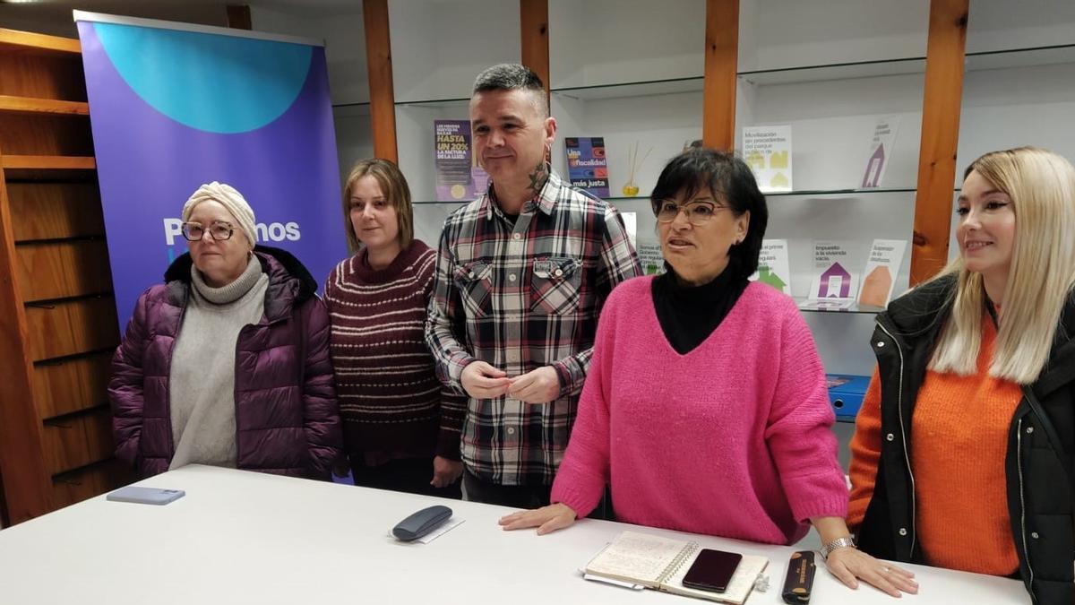 Por la izquierda, Esme Palacio, Ana Belén Fernández, Rafael Palacios, Rosa Prieto y Cristina García, este martes, en la nueva sede de Podemos en Langreo.