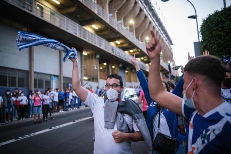 Derbi canario: La UD Las Palmas es recibida por los aficionados del CD Tenerife