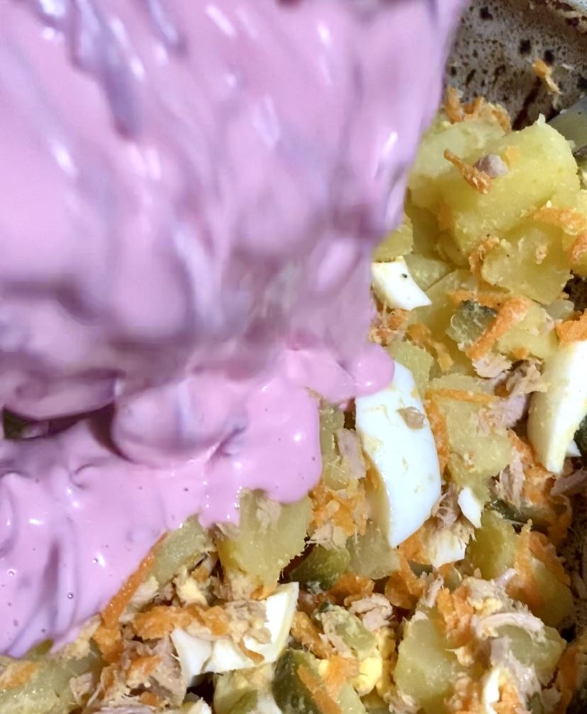Mezclar el aliño con la ensalada