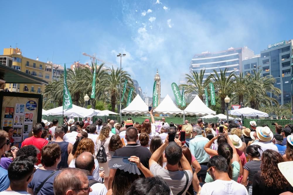 La mascletà de la pirotecnia valenciana Fuegos Artificiales del Mediterráneo hace retumbar la emblemática plaza con un disparo compacto con un potente final terrestre y aéreo