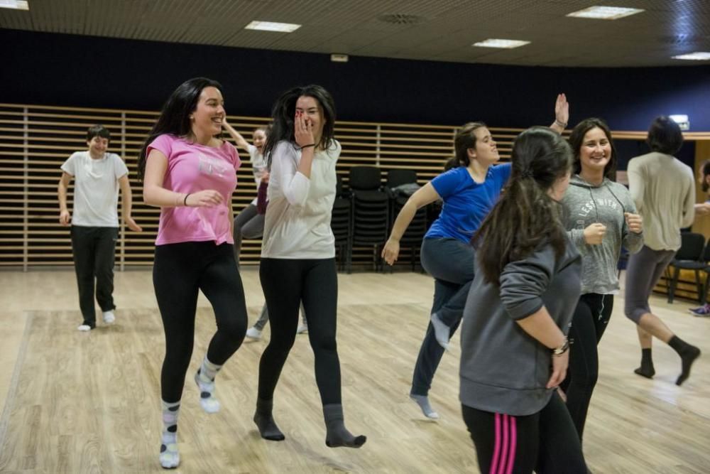 Sesión de expresión corporal en los ensayos del Joven Coro de la Fundación Princesa de Asturias