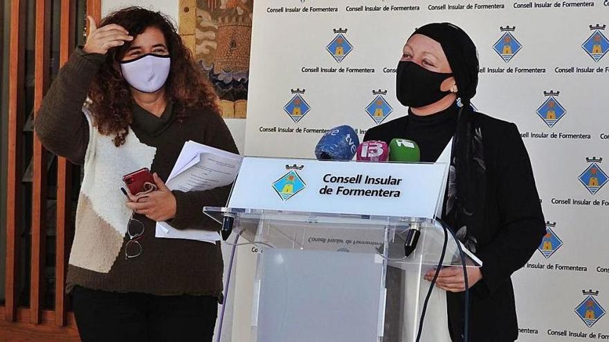 Pilar Costa y Alejandra Ferrer, durante la rueda de prensa ofrecida en Formentera.