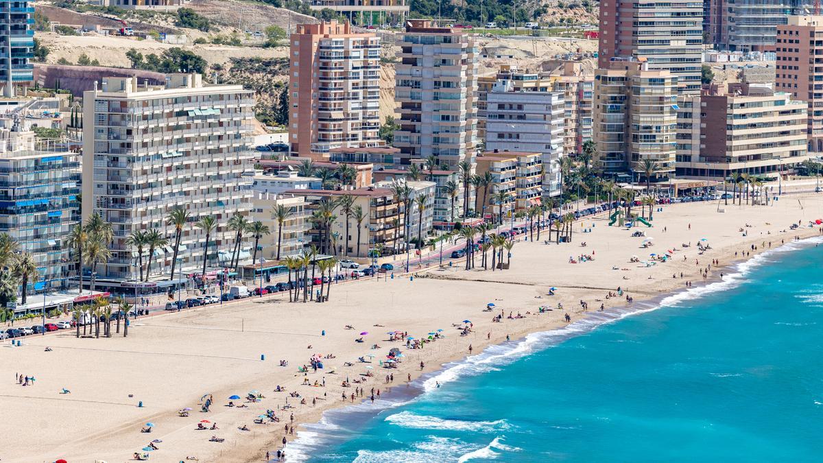 La playa de Poniente de Benidorm este jueves.