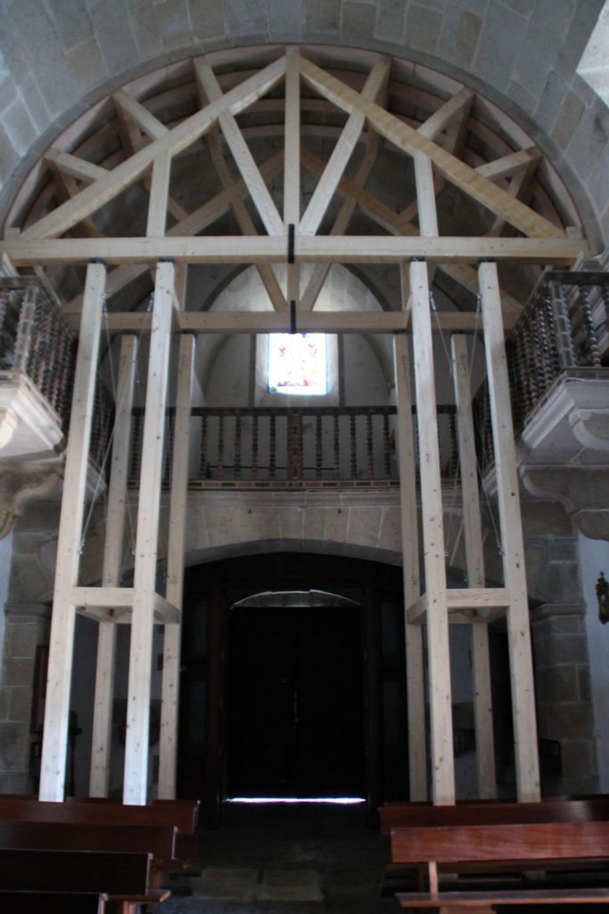 Comienzan los trabajos de reconstrucción del campanario de la iglesia de Reboreda