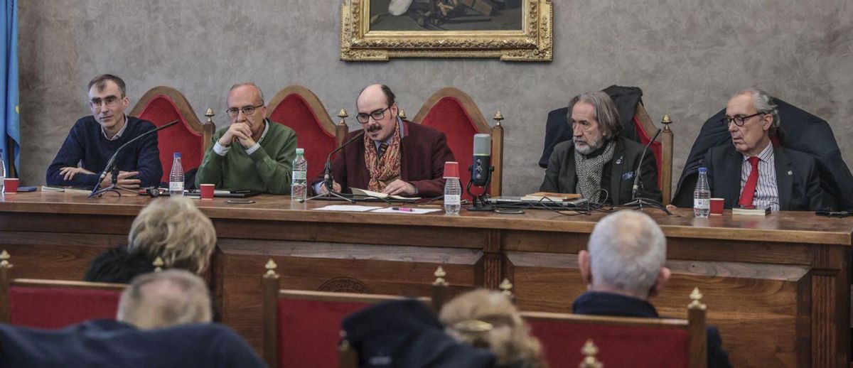 Por la izquierda, Javier Almuzara, José Luis García Martín, Miguel Alarcos, Ricardo Labra y Luis Alberto de Cuenca, en el RIDEA, en la mesa dedicada a la poesía de Emilio Alarcos. | Irma Collín