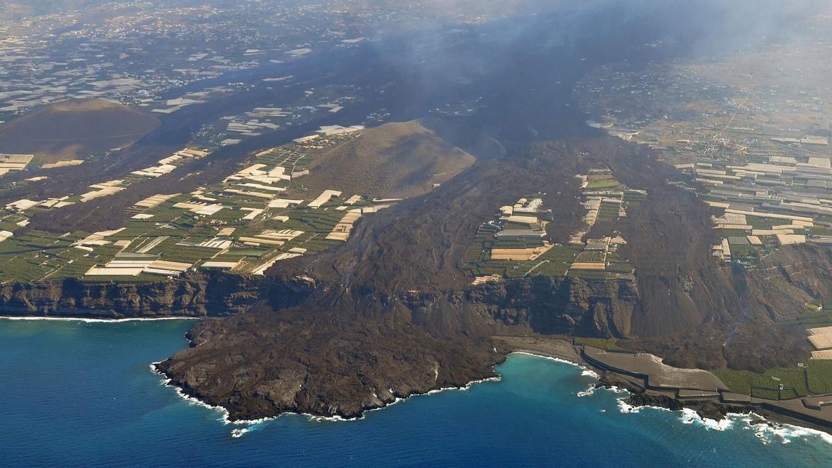 Archivo - Imagen aérea de las coladas del volcán de La Palma
