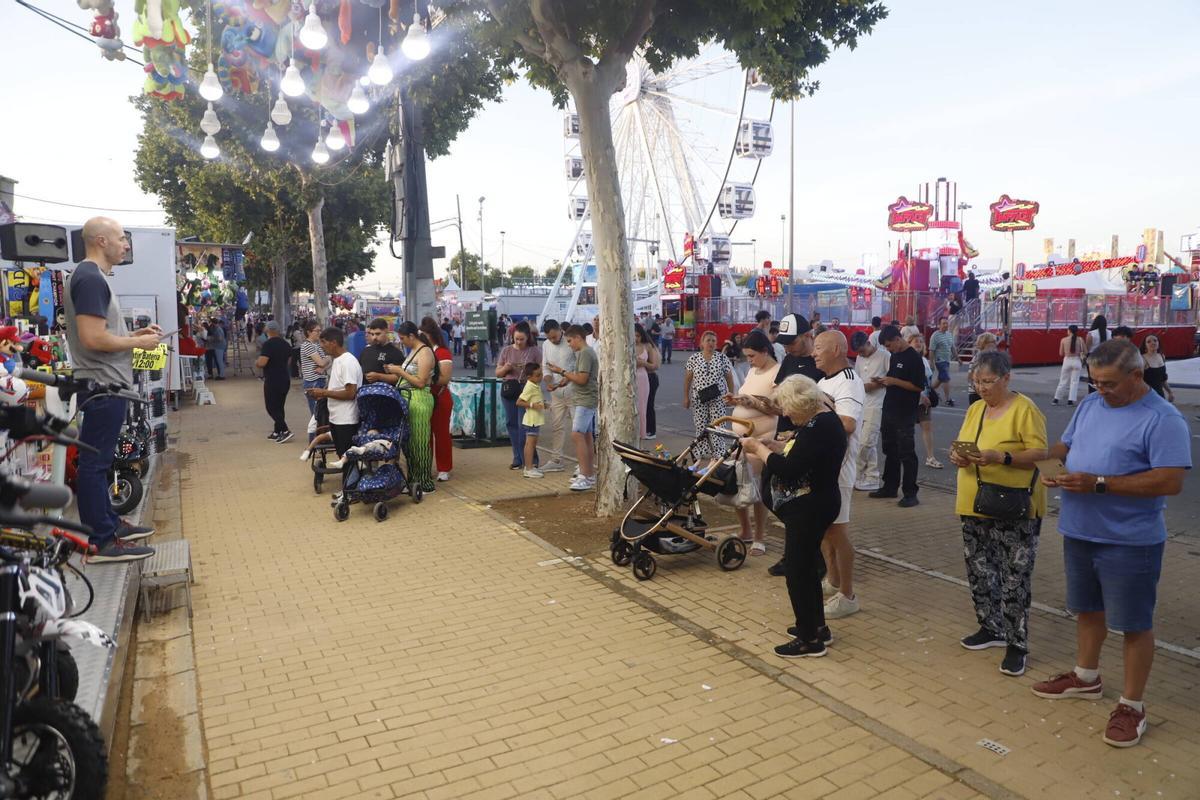 Los cordobeses disfrutan de la fiesta desde horas antes del encendido de la portada Los cordobeses disfrutan de la fiesta desde horas antes del encendido de la portada