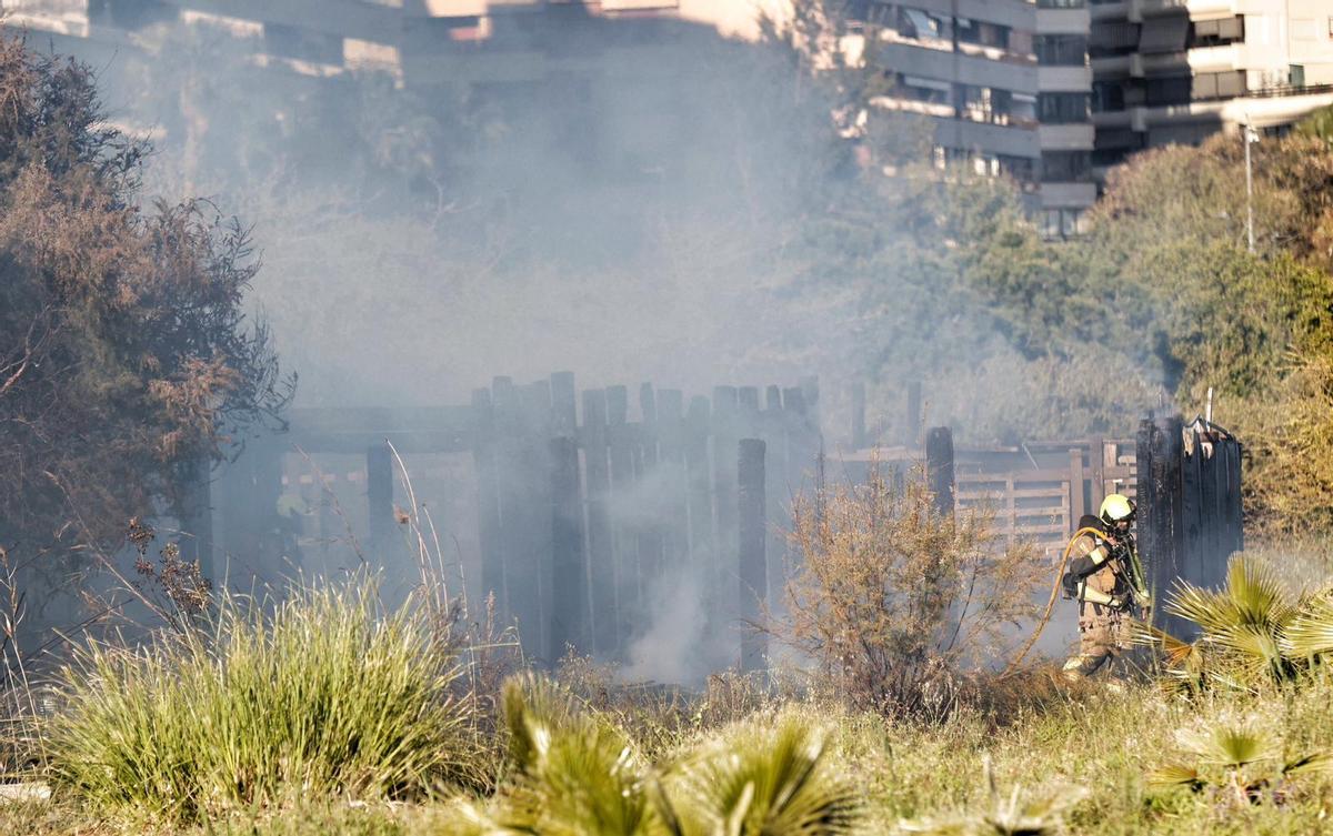 Los bomberos apagan el incendio del refugio detrás de Casa Mediterráneo en Alicante Los bomberos apagan el incendio del refugio detrás de Casa Mediterráneo en Alicante