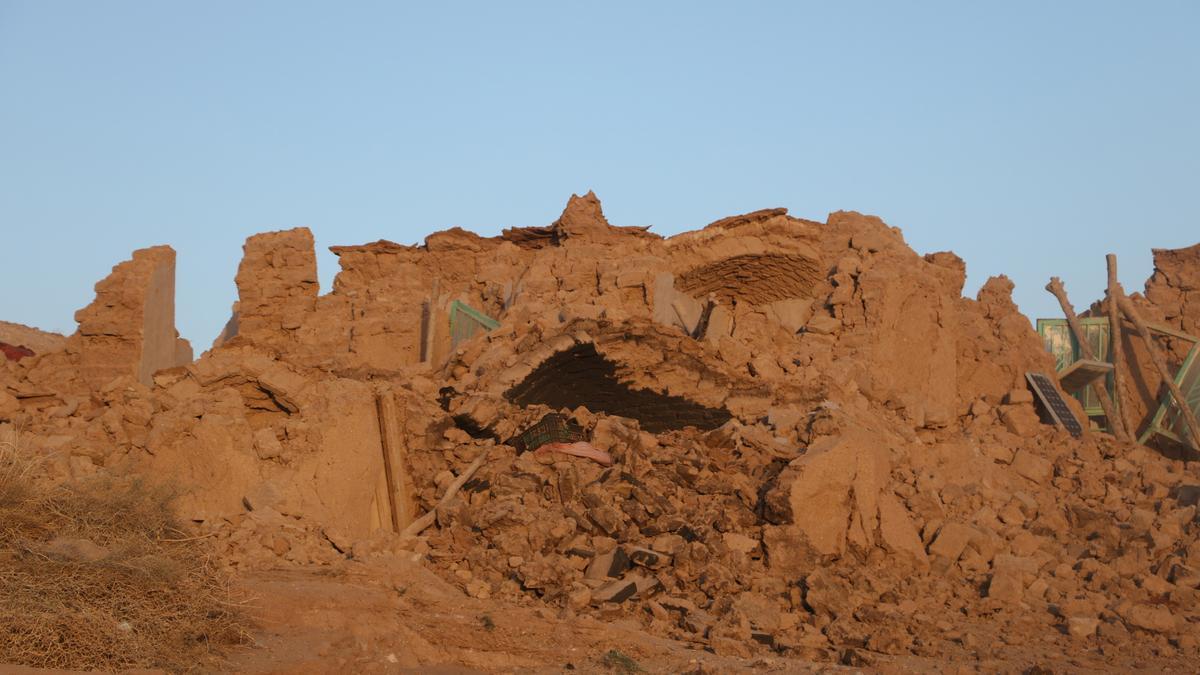 Ruinas de viviendas después de los terremotos en la provincia de Herat, Afganistán.