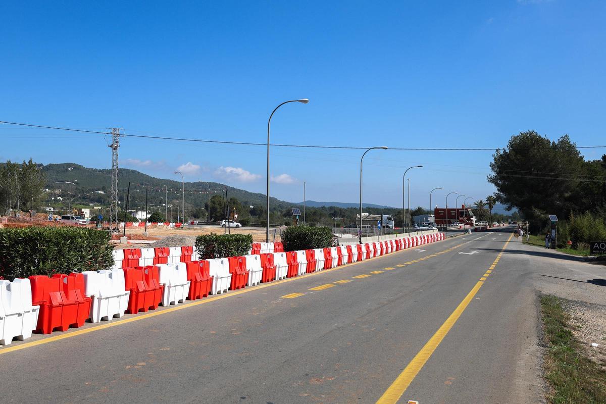 Las obras del cruce de Cazadores con las vallas blancas y rojas que bloquean el arcén a la altura de la parada de buses.