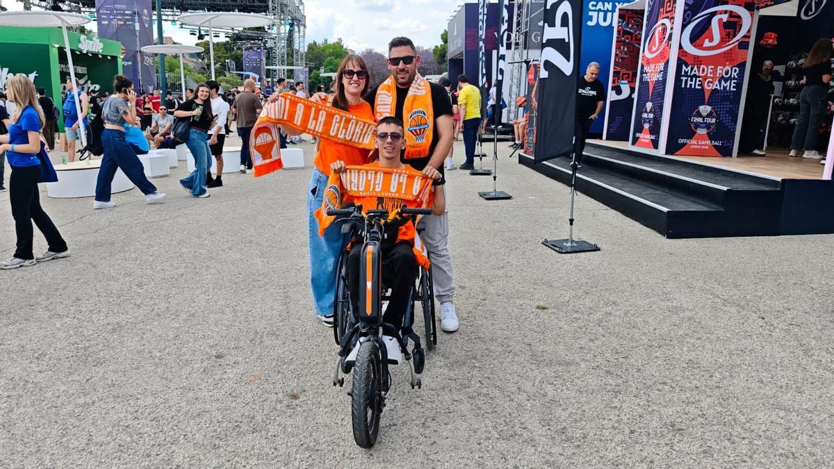 Aficionados del Valencia Basket en la Fan Zone.