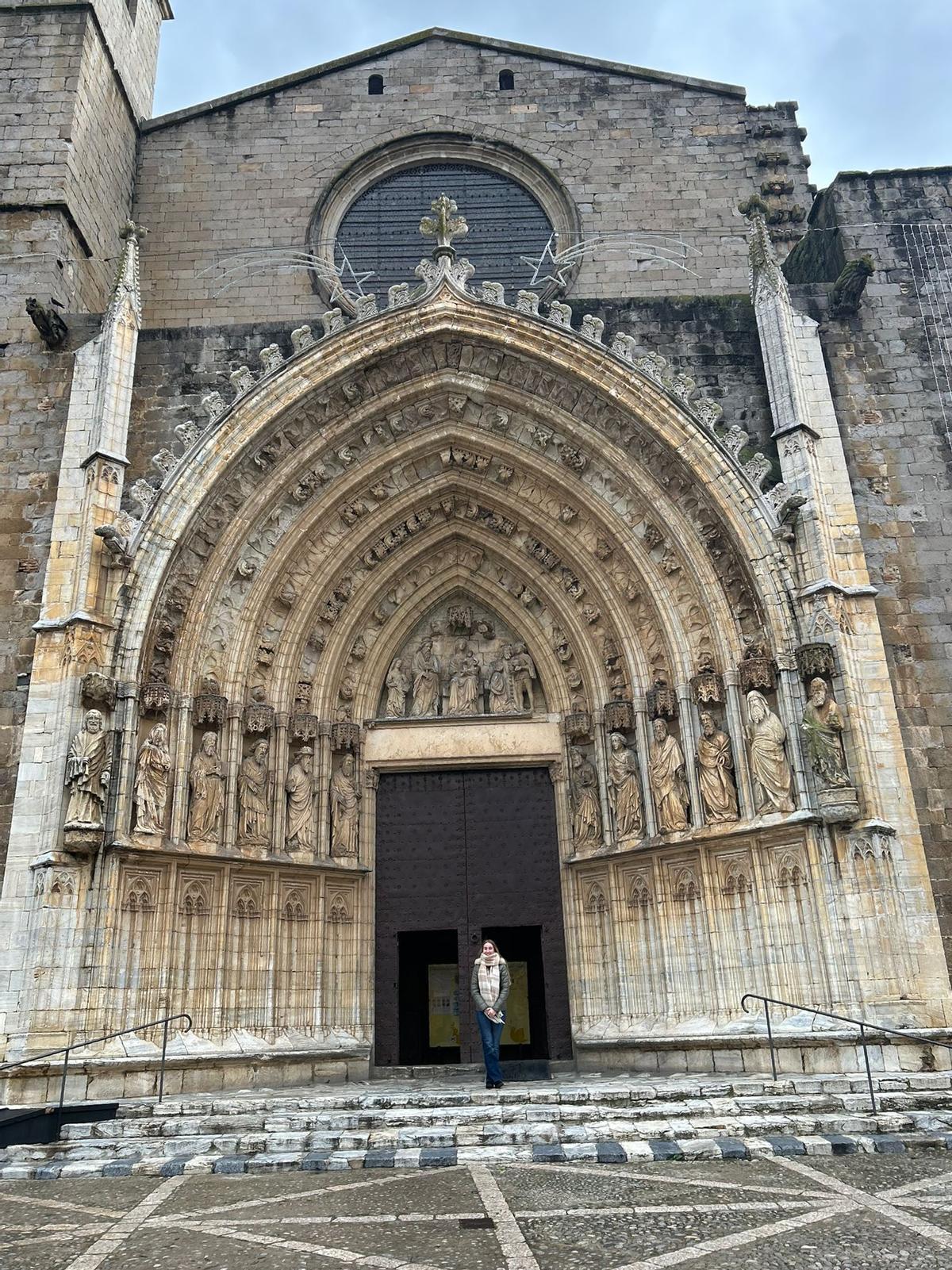 Abril Jordà Piris, davant la portalada de la basílica de Santa Maria que, dissabte a la nit, es transformarà recuperant els seus colors originals.