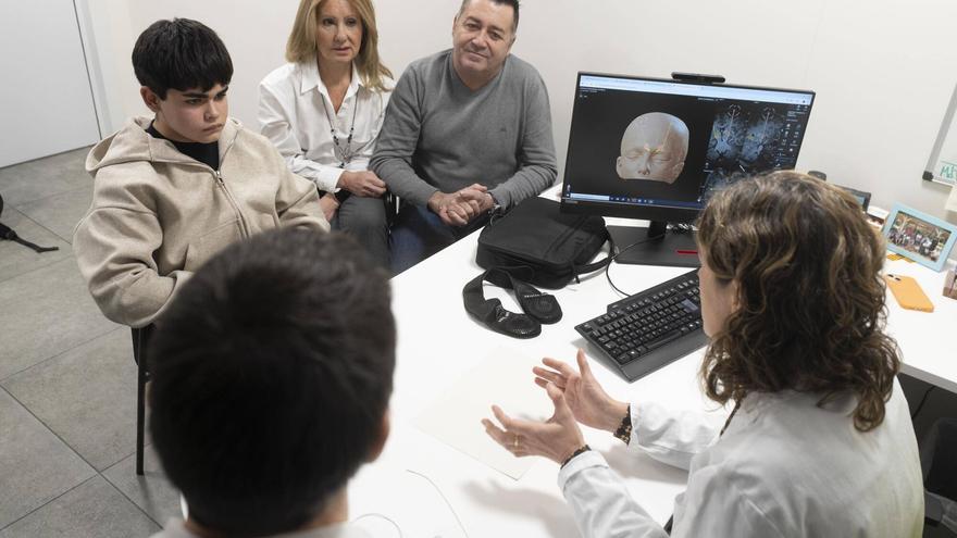 La doctora Pérez i el doctor Bescós, al costat de Darío López i la seva família, en una consulta de neurologia pediàtrica de l’Hospital de Vall d’Hebron