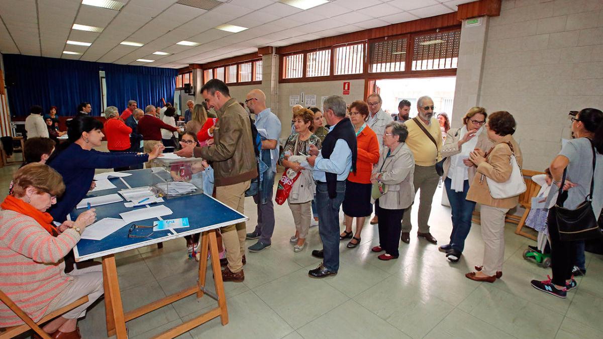 Cola ante una urna en las pasadas elecciones en Galicia