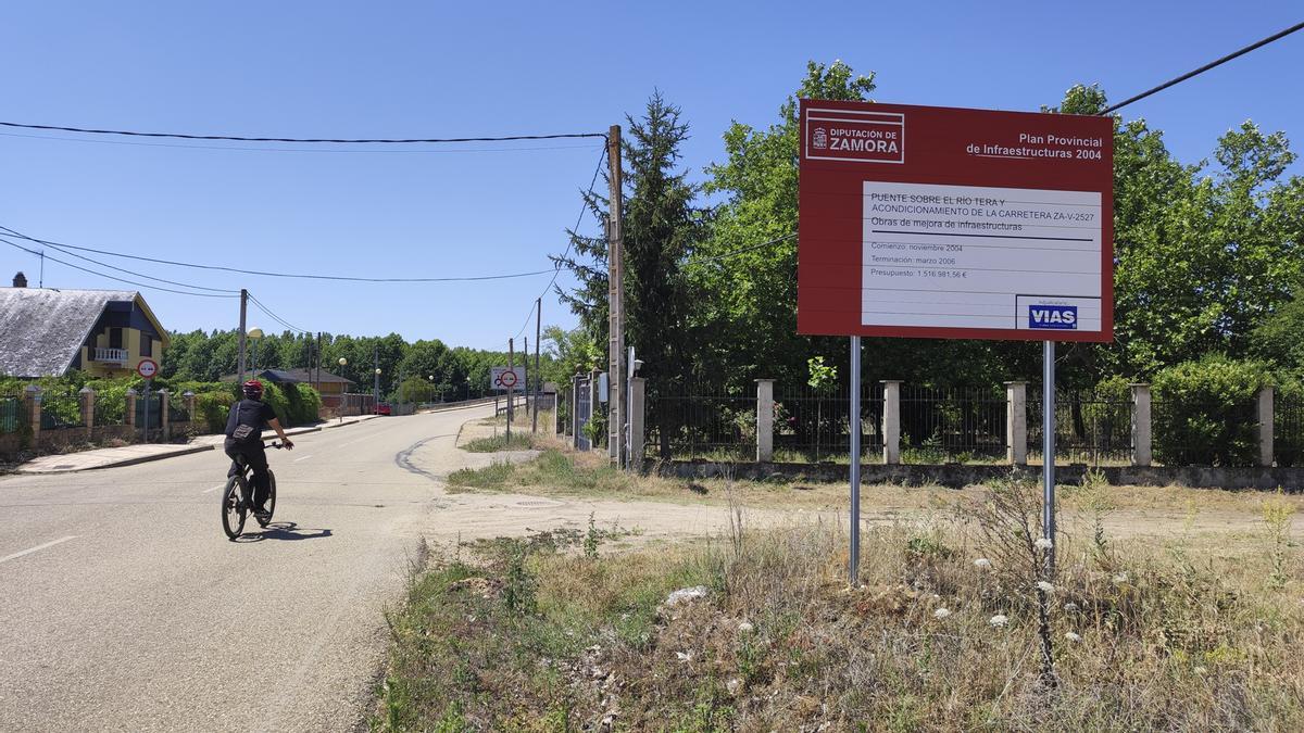 El puente de Micereces de Tera fue terminado en noviembre de 2006, como indica el cartel colocado entonces.