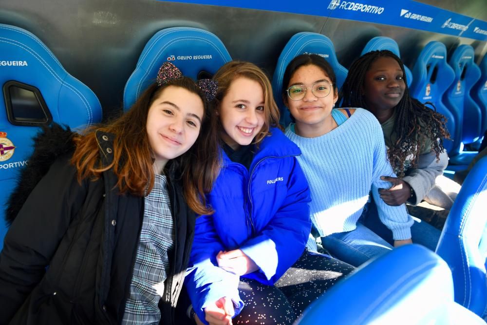 Las jugadoras del Deportivo Abanca Silvia y Maya y el jugador del Genuine, Víctor, han charlado con los escolares.